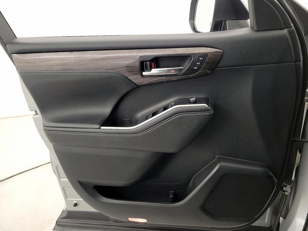 used 2021 Toyota Highlander Hybrid car, priced at $38,998