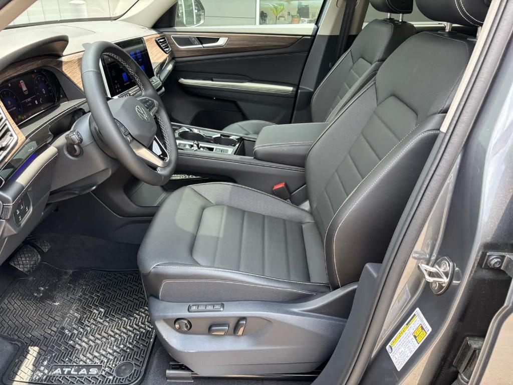 new 2025 Volkswagen Atlas car, priced at $48,096