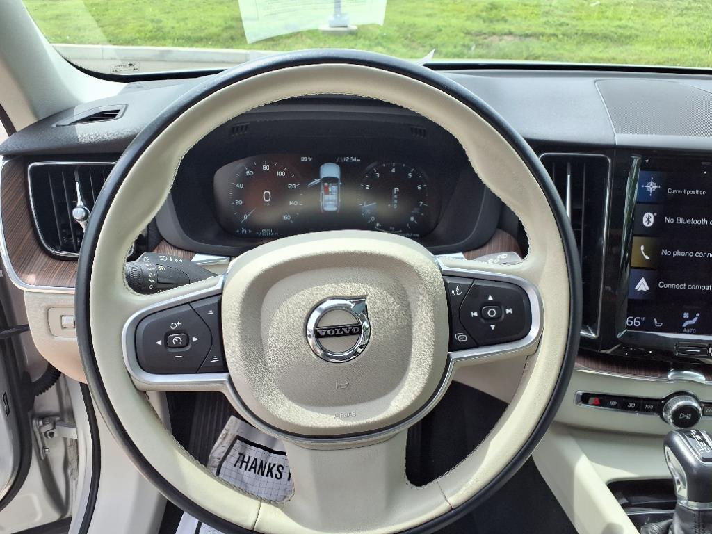 used 2021 Volvo XC60 car, priced at $23,875