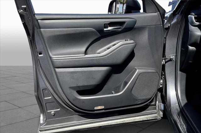 used 2023 Toyota Highlander car, priced at $38,500