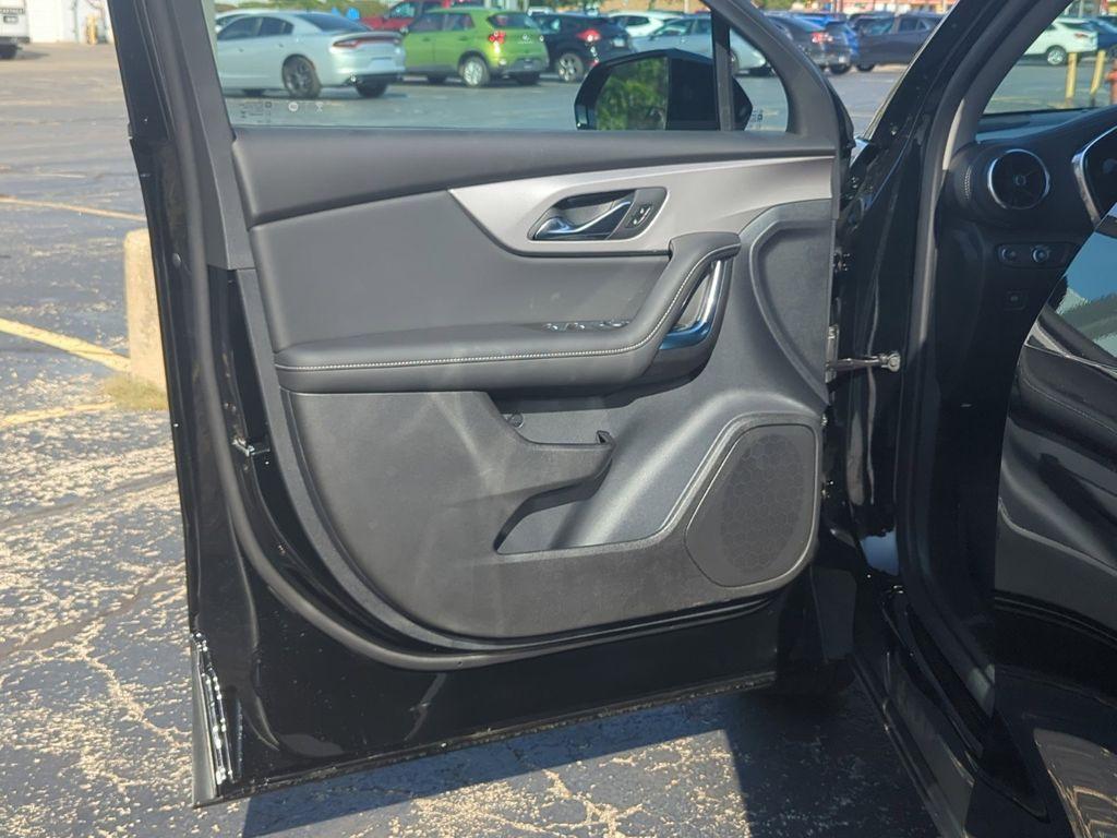 new 2025 Chevrolet Blazer car, priced at $33,336