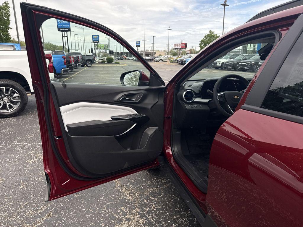 new 2025 Chevrolet Trax car, priced at $23,718