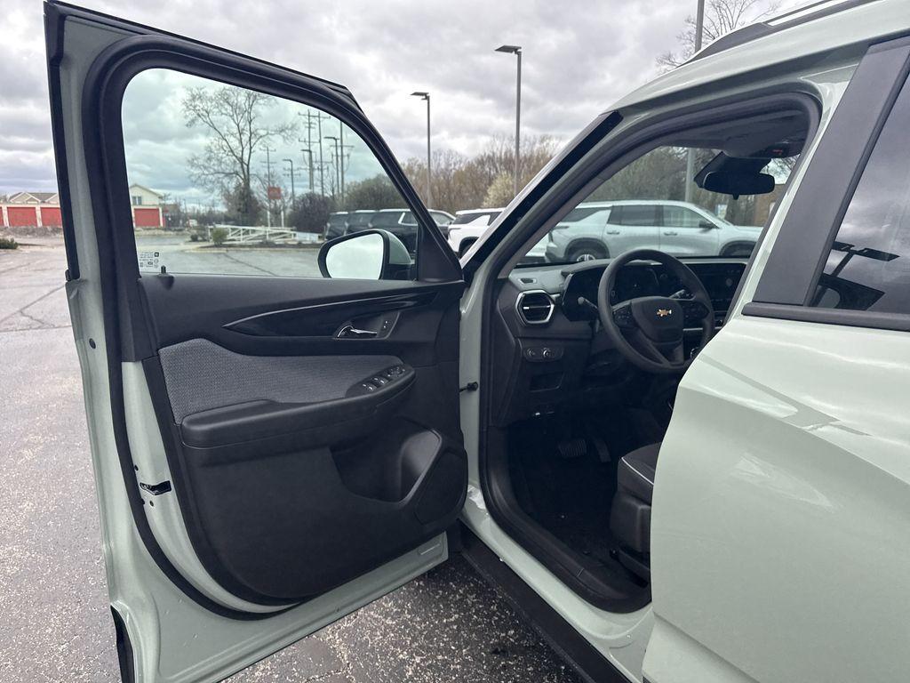 new 2025 Chevrolet TrailBlazer car, priced at $24,427