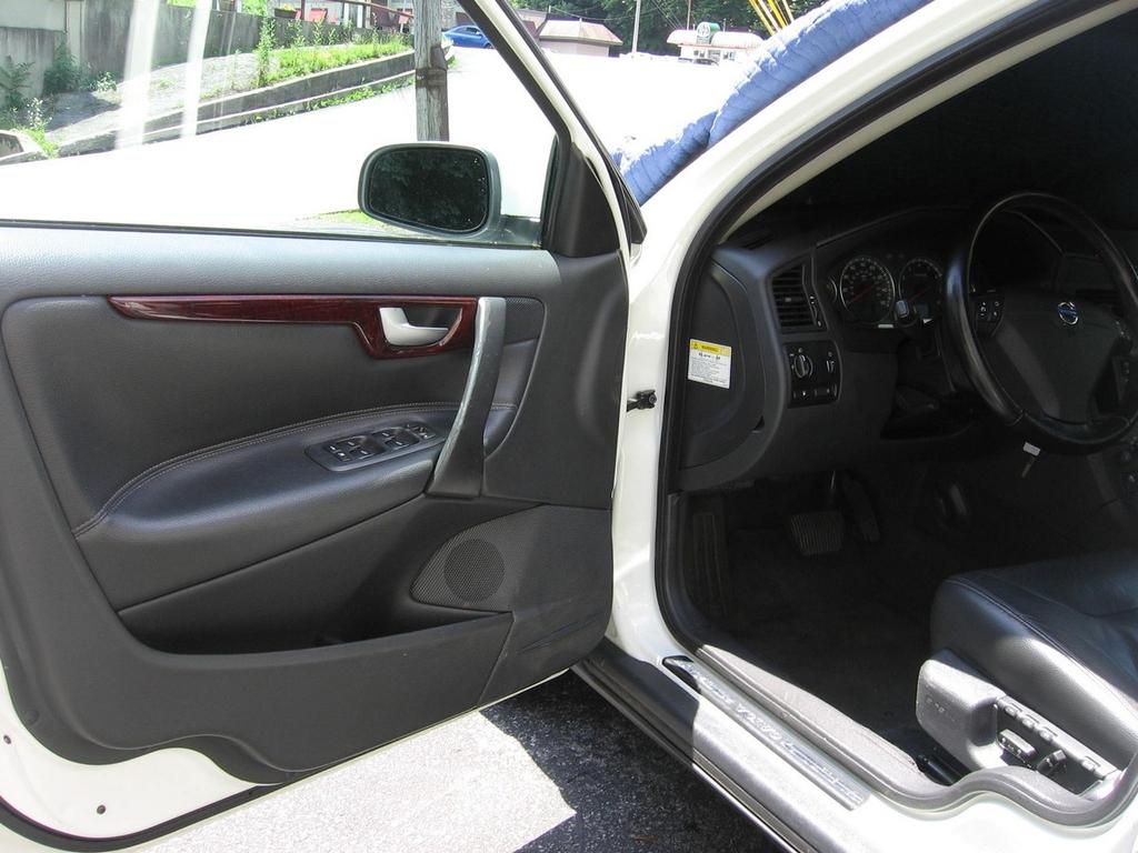 used 2004 Volvo S60 car, priced at $5,200