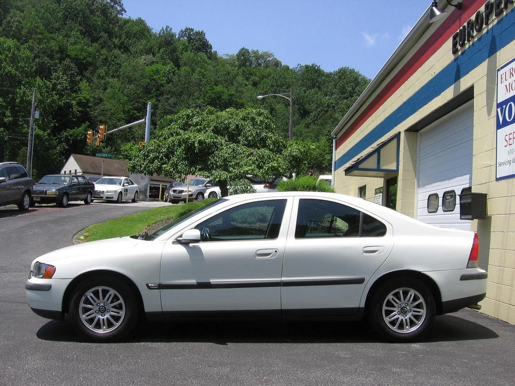 used 2004 Volvo S60 car, priced at $5,200