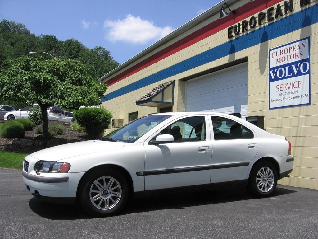 used 2004 Volvo S60 car, priced at $5,200