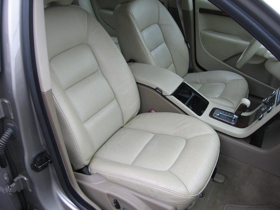 used 2008 Volvo V70 car, priced at $7,000