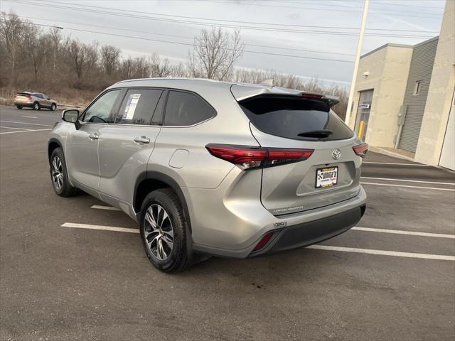 used 2021 Toyota Highlander car, priced at $32,400