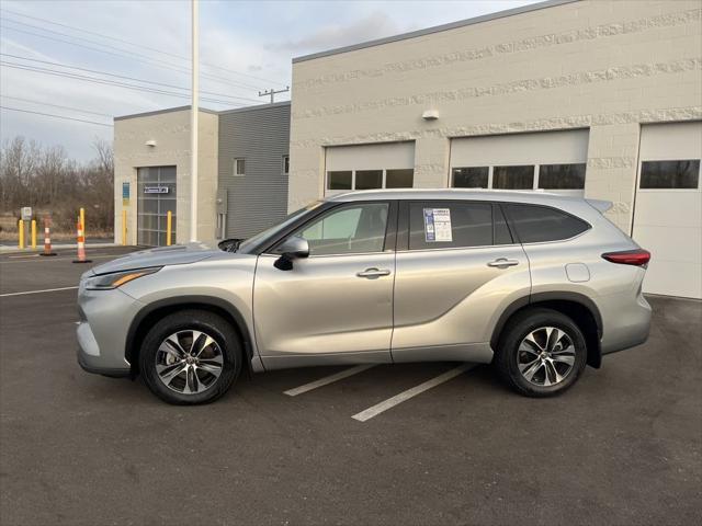 used 2021 Toyota Highlander car, priced at $32,400