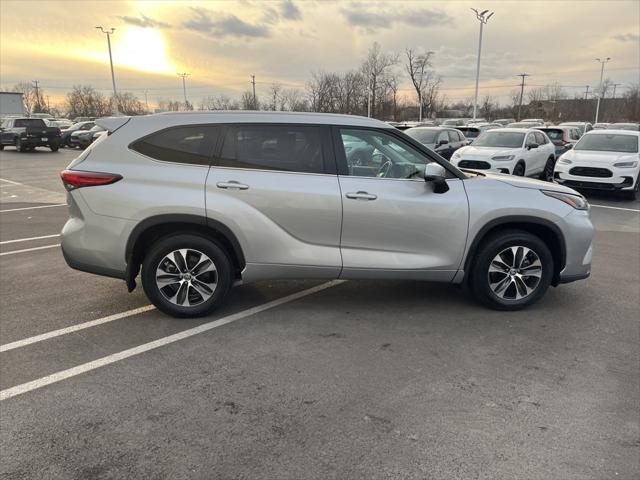 used 2021 Toyota Highlander car, priced at $32,400