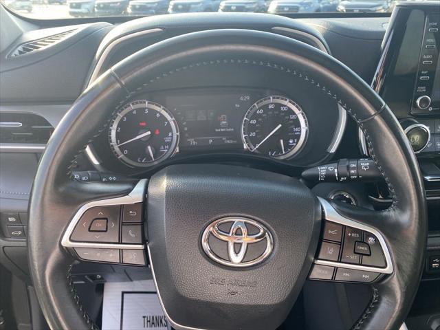 used 2022 Toyota Highlander car, priced at $31,400