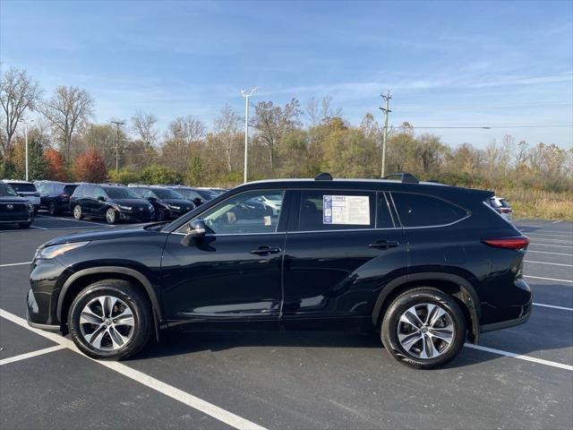 used 2022 Toyota Highlander car, priced at $31,400