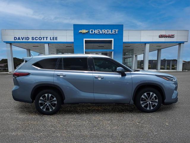 used 2021 Toyota Highlander car, priced at $32,990