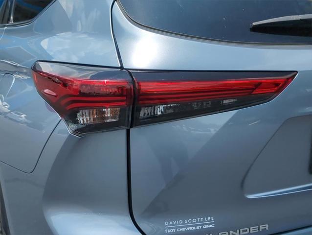 used 2021 Toyota Highlander car, priced at $32,990