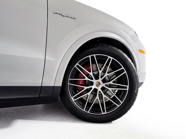 new 2025 Porsche Cayenne car, priced at $128,505