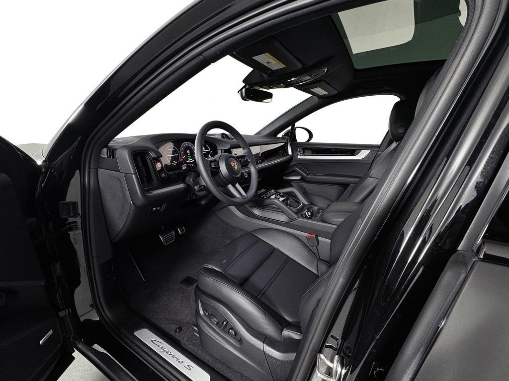new 2025 Porsche Cayenne car, priced at $121,065