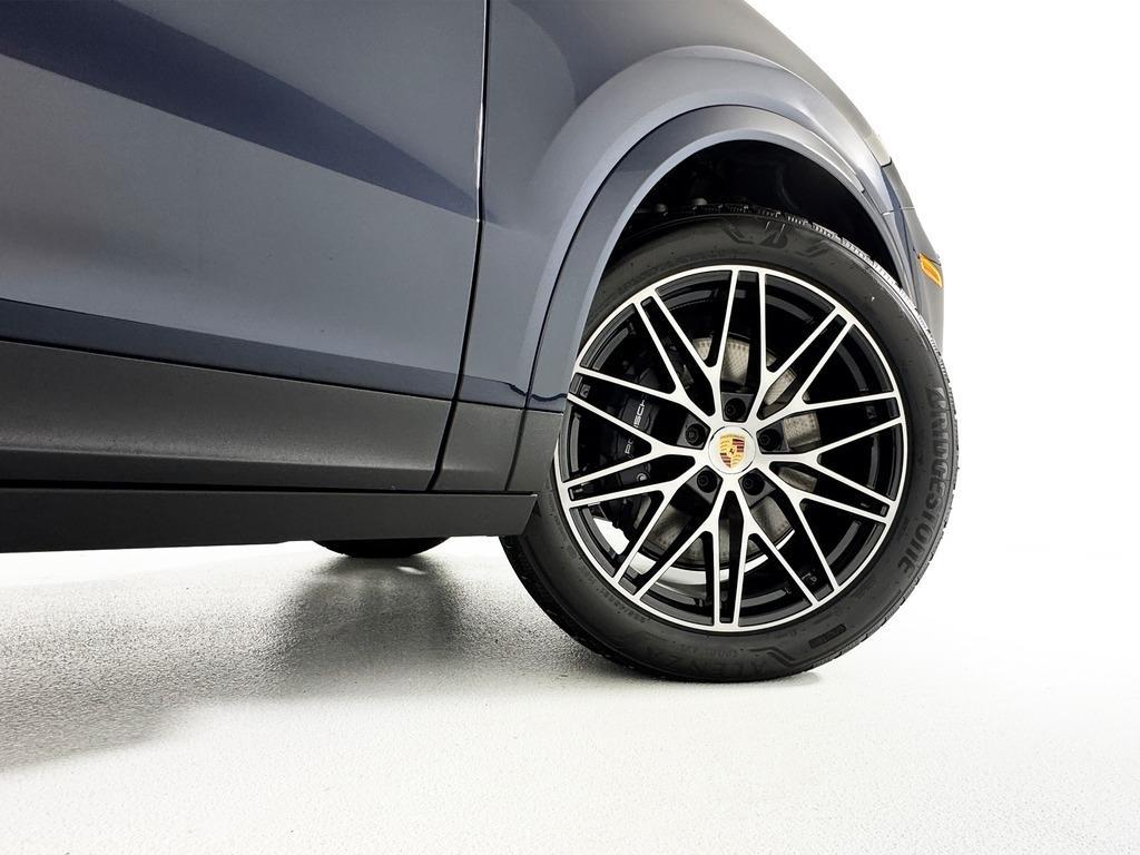 new 2025 Porsche Cayenne car, priced at $98,655