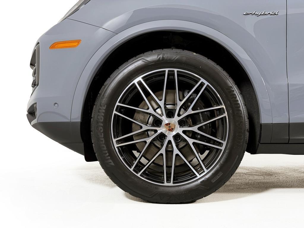new 2025 Porsche Cayenne car, priced at $114,225