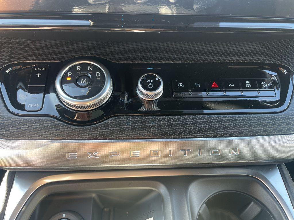 new 2025 Ford Expedition car, priced at $83,990