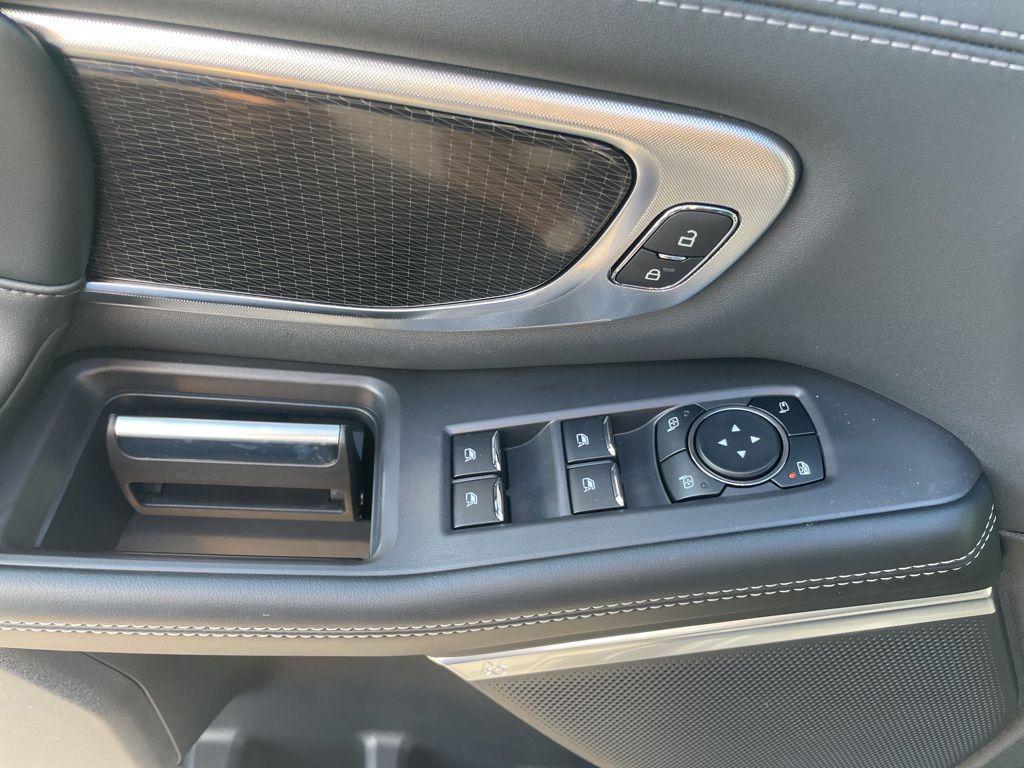 new 2025 Ford Expedition car, priced at $83,990