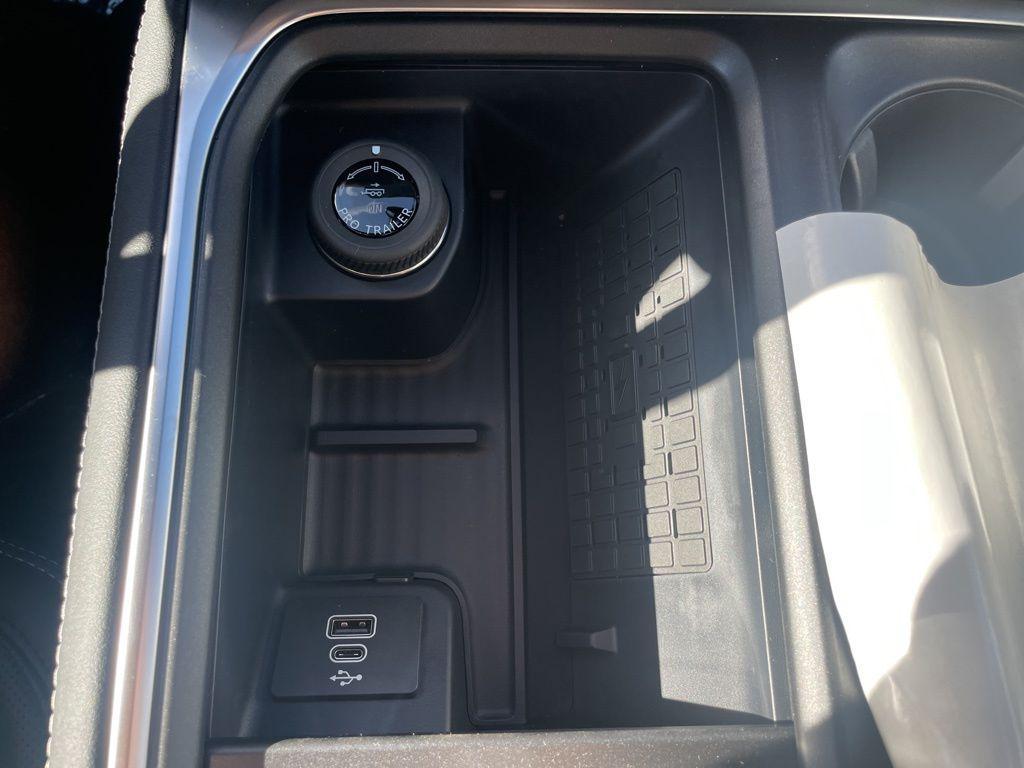 new 2025 Ford Expedition car, priced at $83,990