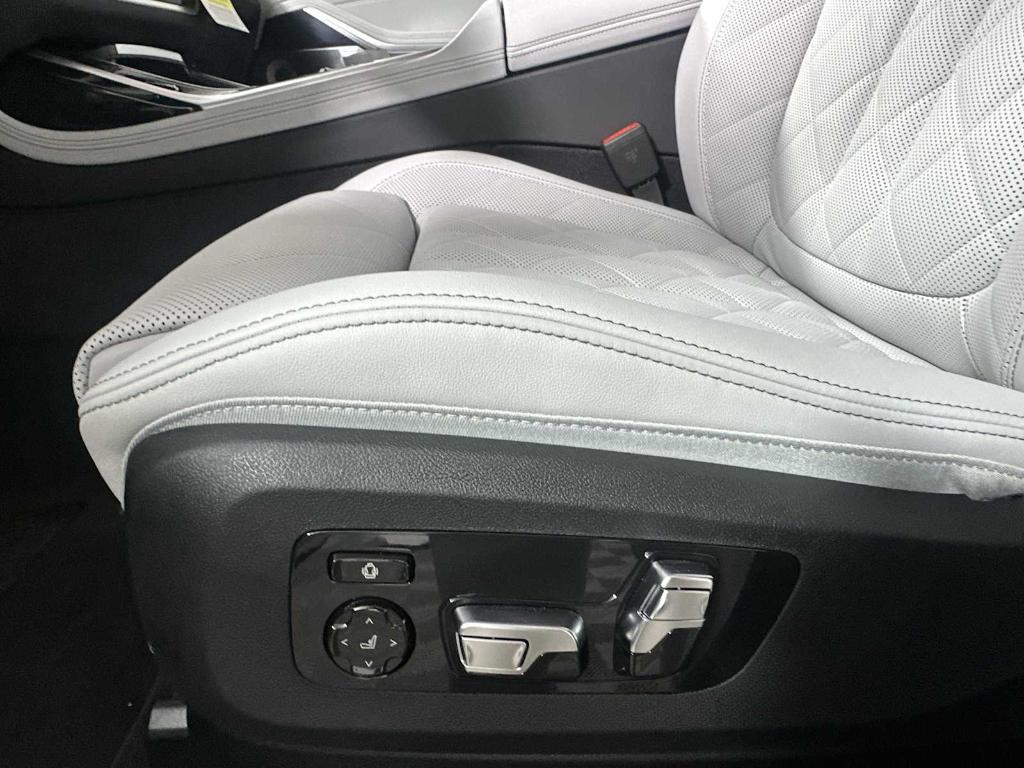 new 2026 BMW X7 car, priced at $106,800