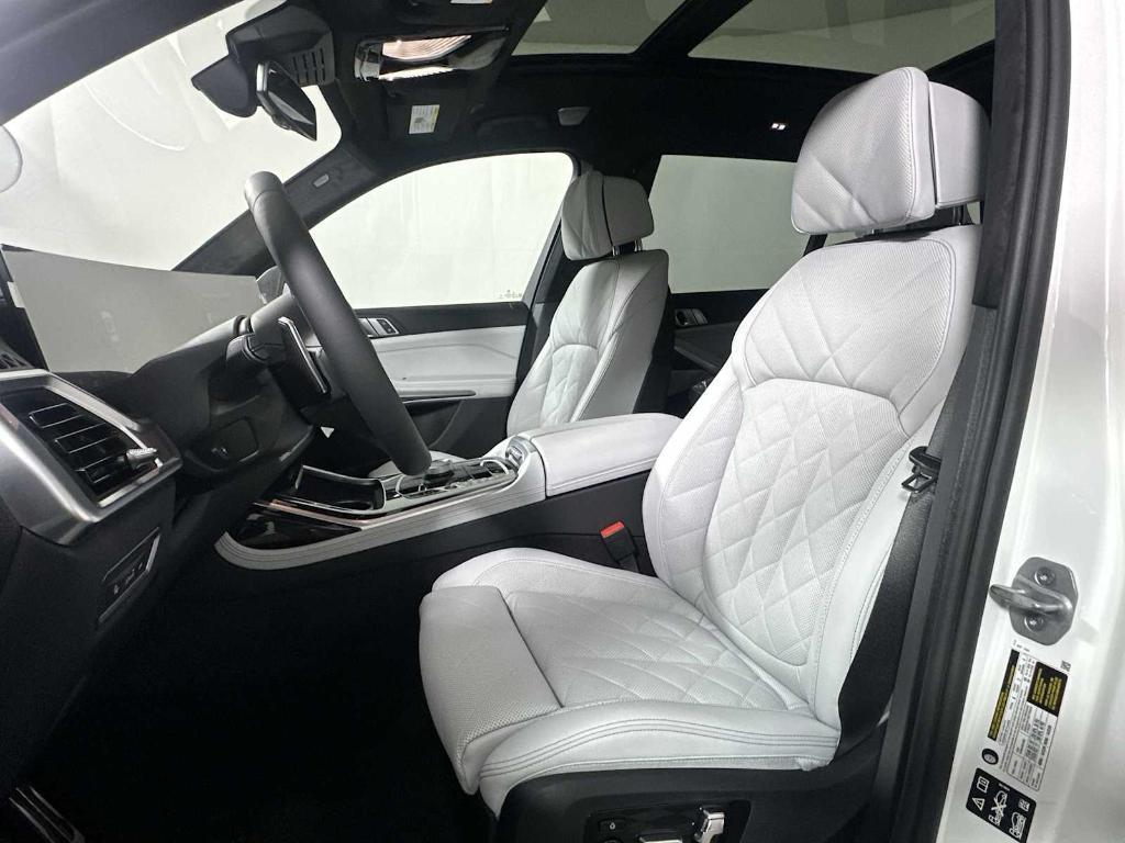 new 2026 BMW X7 car, priced at $106,800