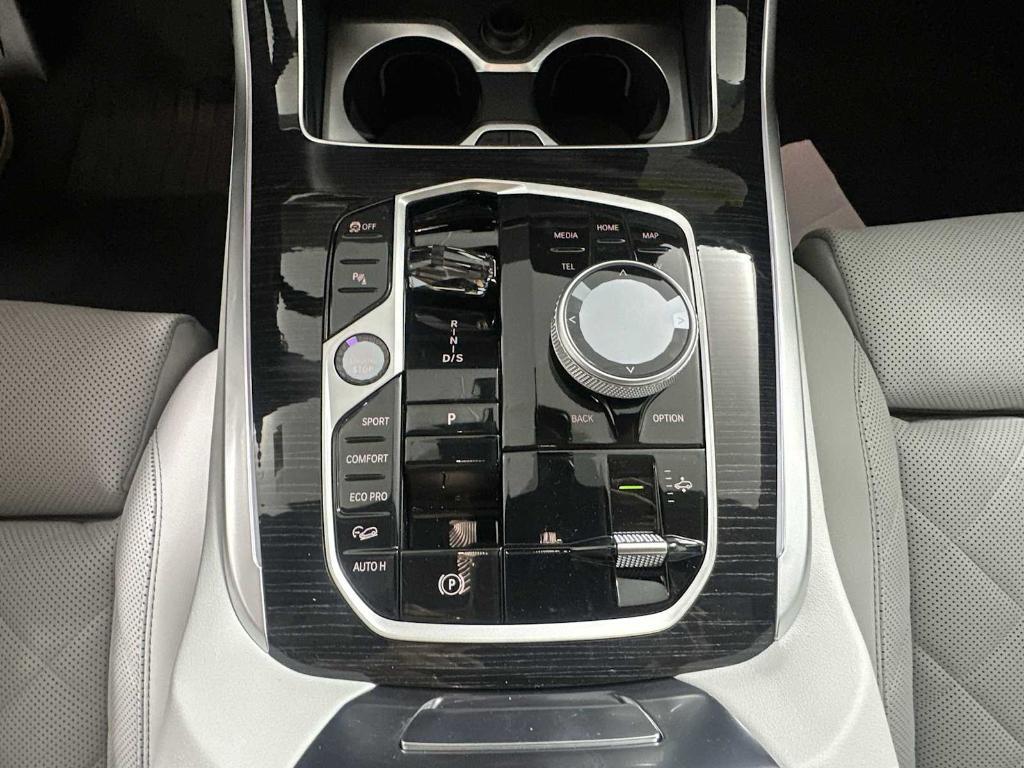 new 2026 BMW X7 car, priced at $106,800
