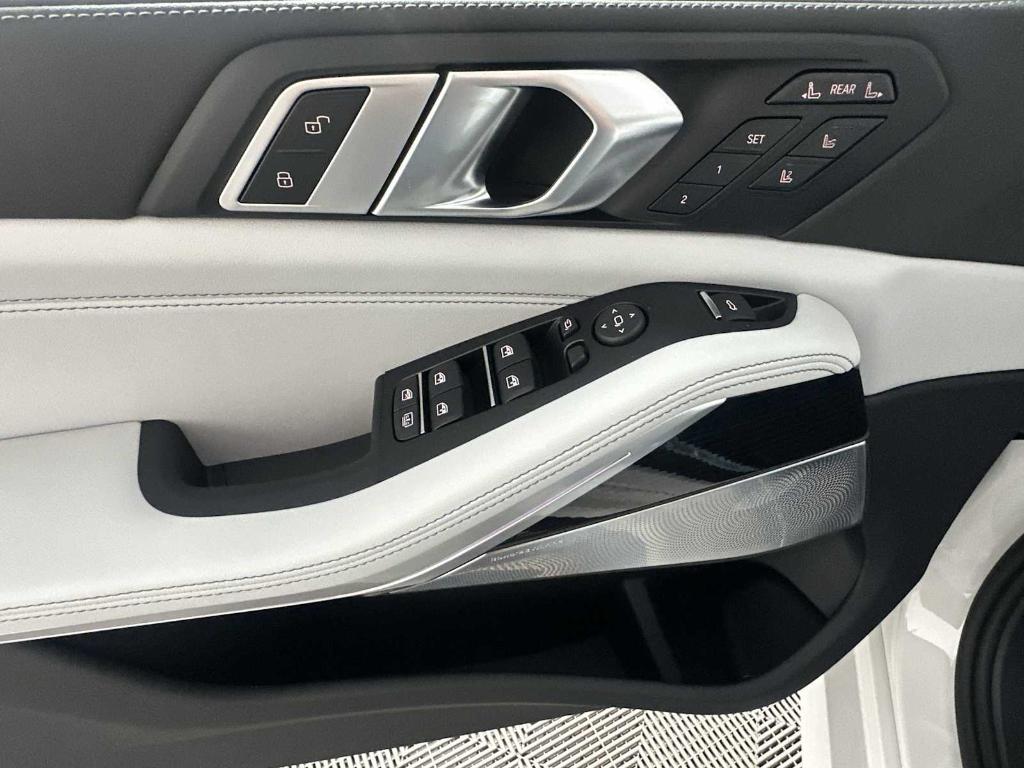 new 2026 BMW X7 car, priced at $106,800