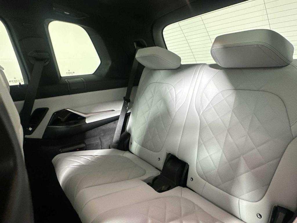 new 2026 BMW X7 car, priced at $106,800