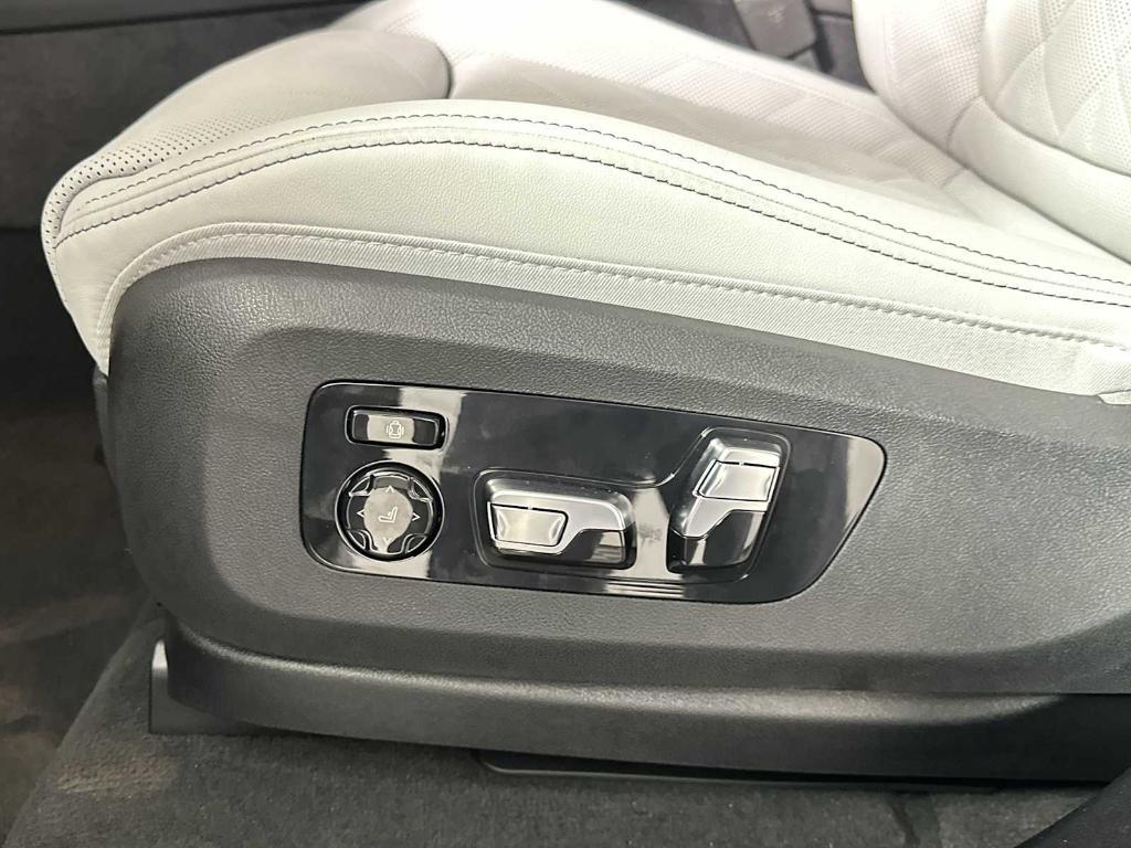 new 2026 BMW X7 car, priced at $98,925