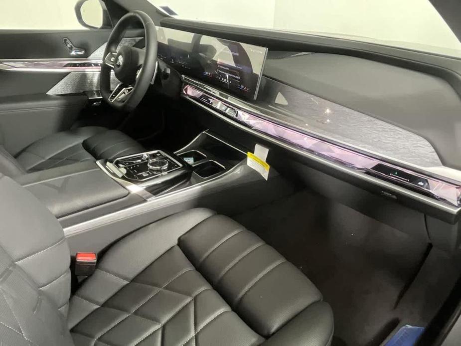 new 2025 BMW 760 car, priced at $154,675