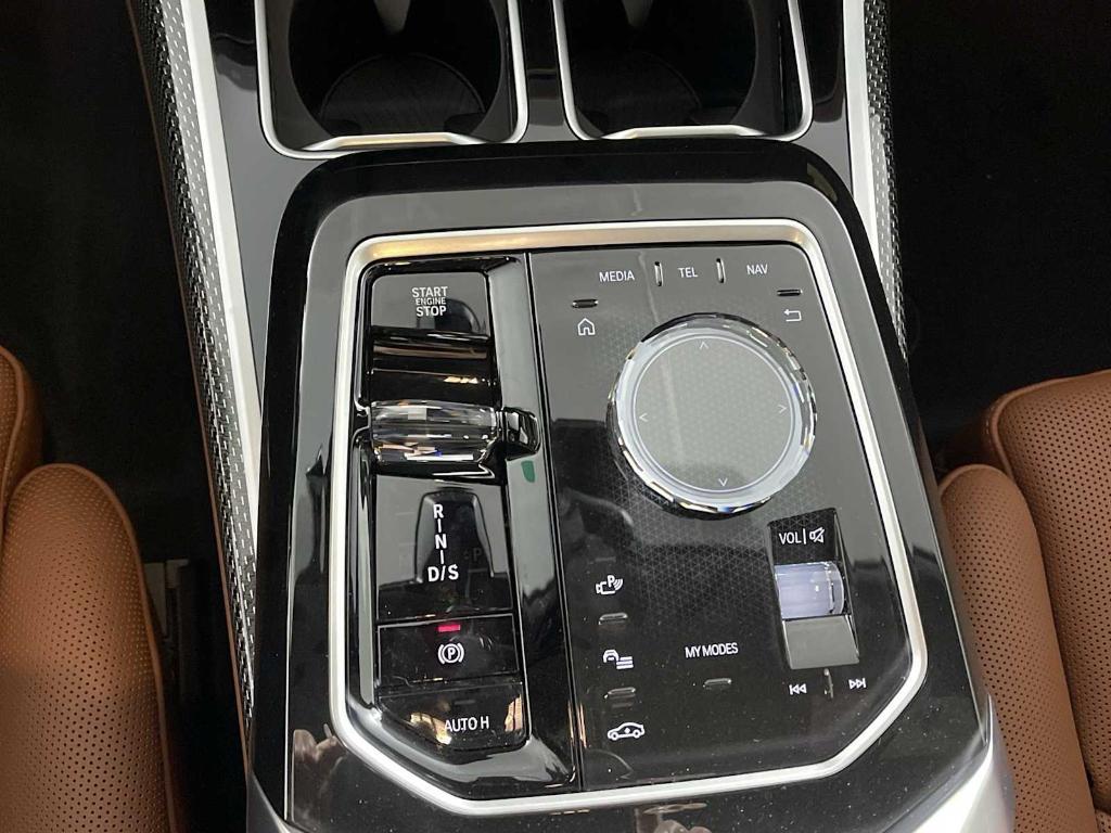 new 2025 BMW 760 car, priced at $139,705