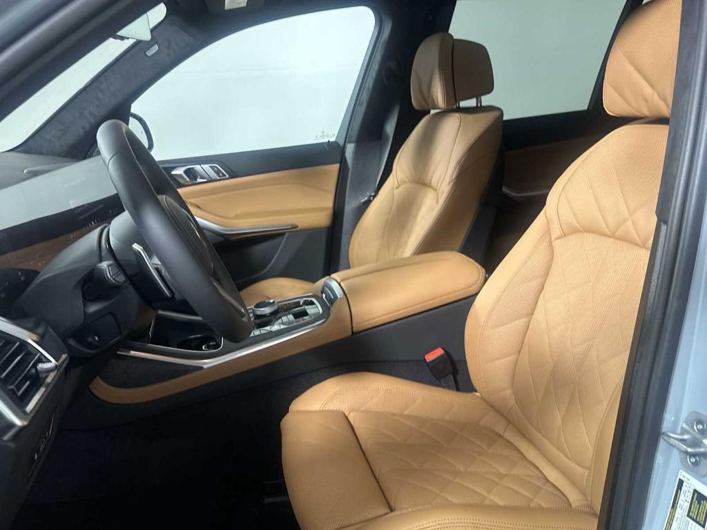 new 2026 BMW X7 car, priced at $100,225