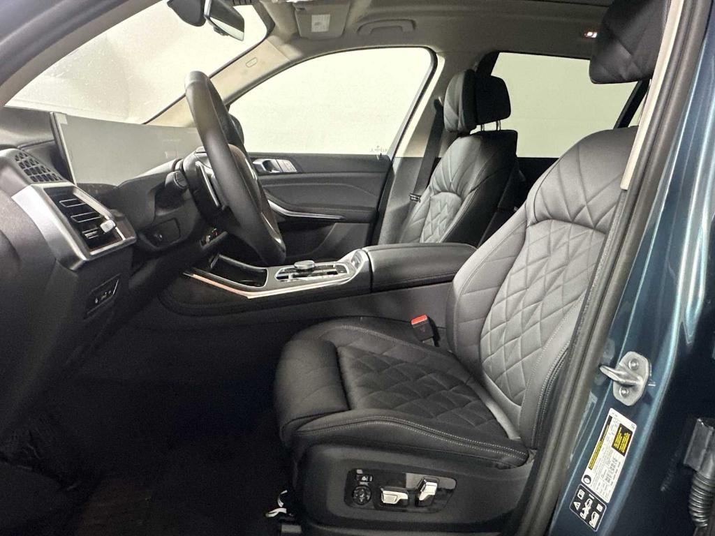 new 2026 BMW X7 car, priced at $89,425
