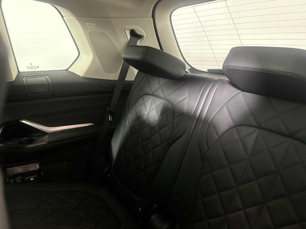 new 2026 BMW X7 car, priced at $89,425