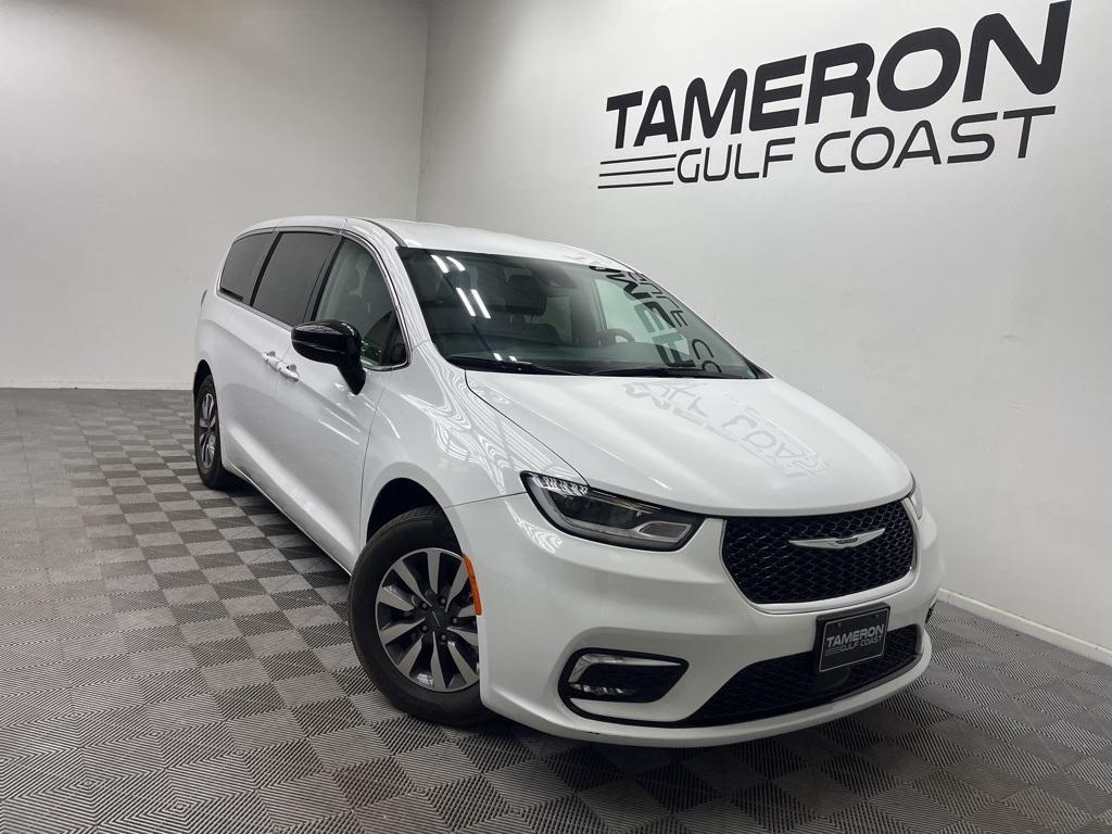 used 2024 Chrysler Pacifica Hybrid car, priced at $27,500