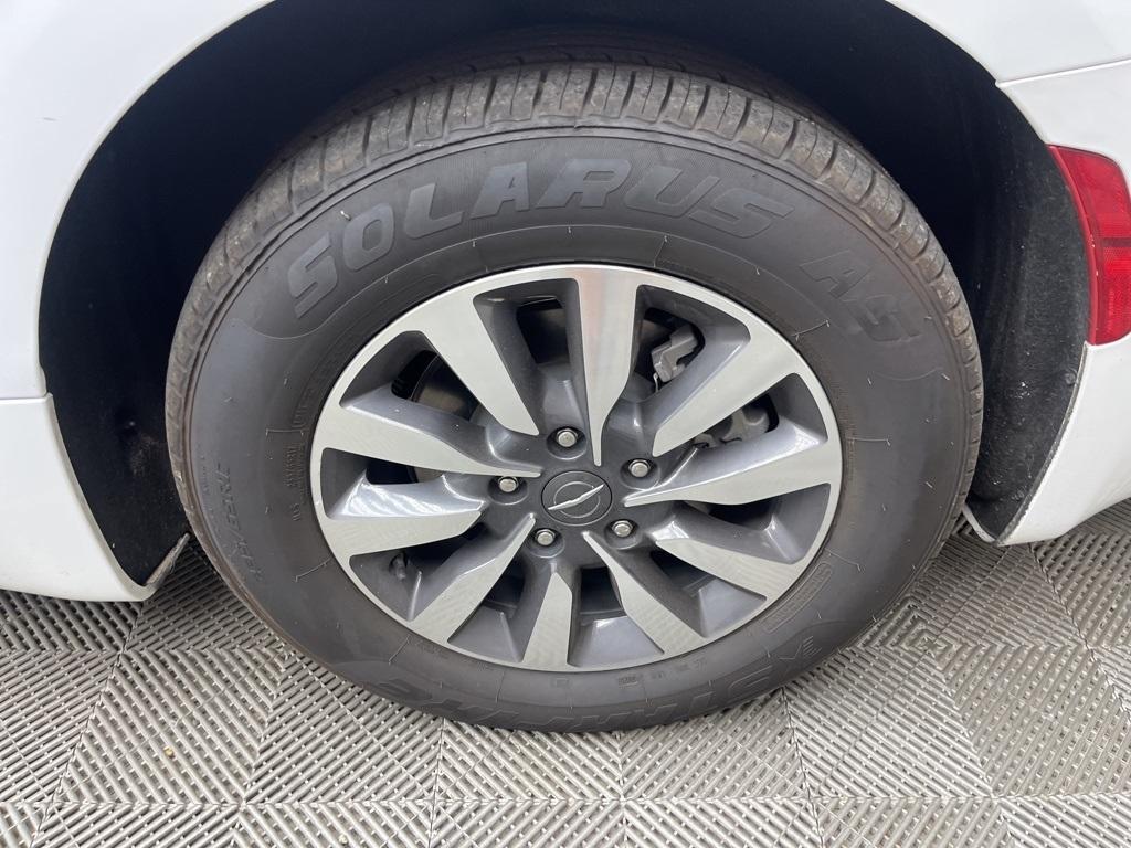 used 2024 Chrysler Pacifica Hybrid car, priced at $27,500
