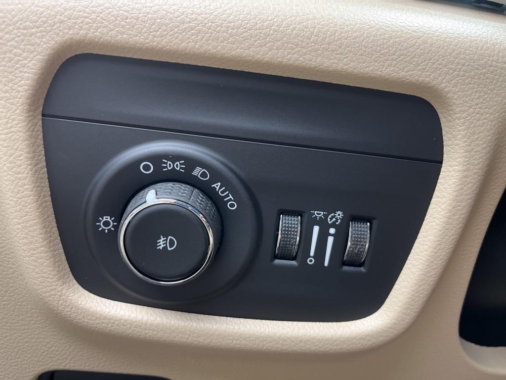 new 2025 Jeep Grand Cherokee car, priced at $54,160