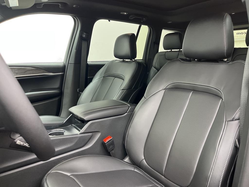 new 2025 Jeep Grand Cherokee car, priced at $47,000