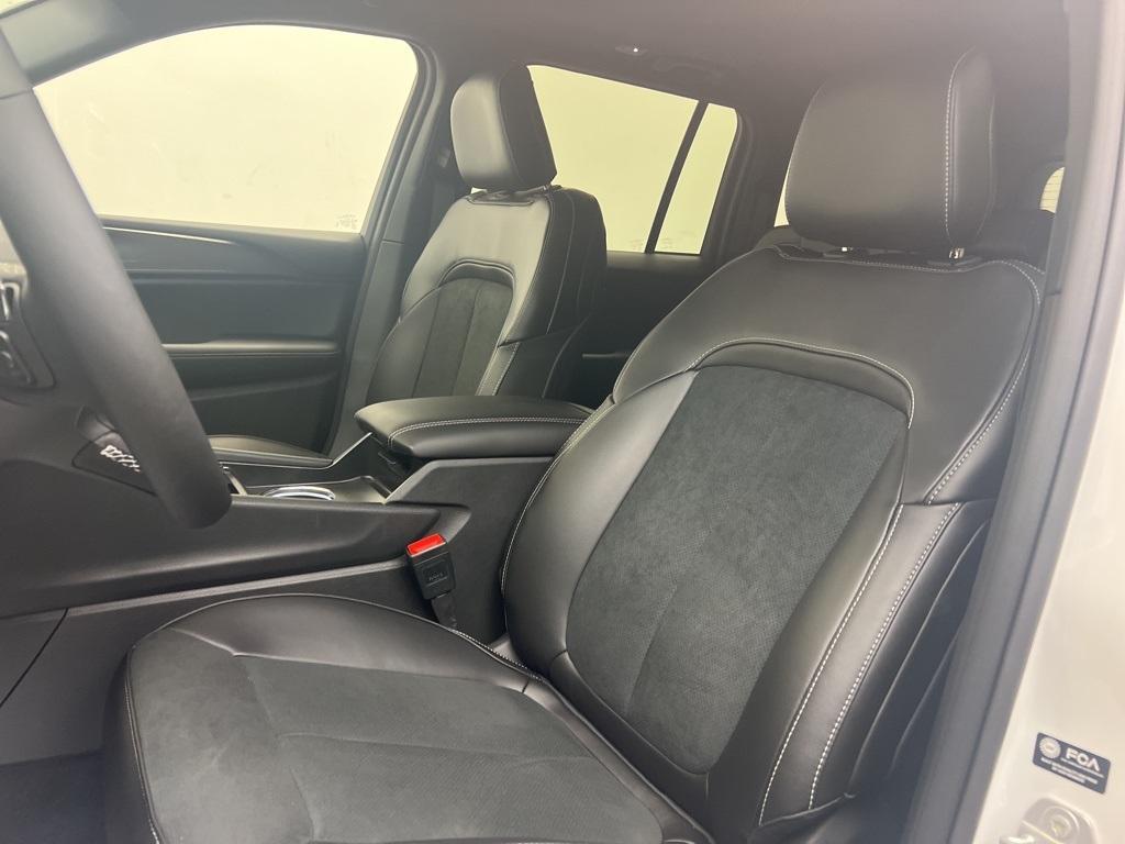 new 2025 Jeep Grand Cherokee car, priced at $38,000