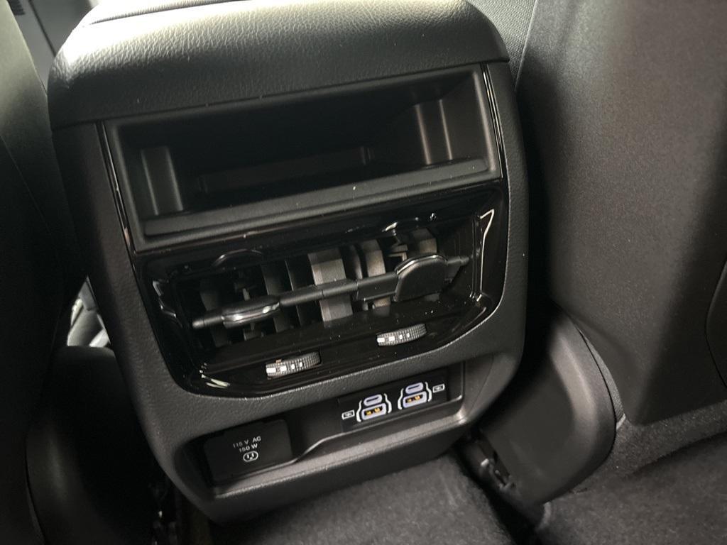 new 2025 Jeep Grand Cherokee car, priced at $39,000
