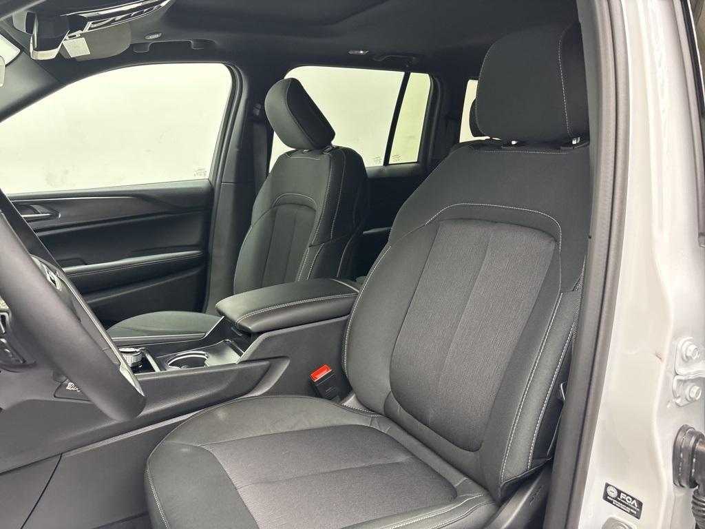new 2025 Jeep Grand Cherokee car, priced at $39,000
