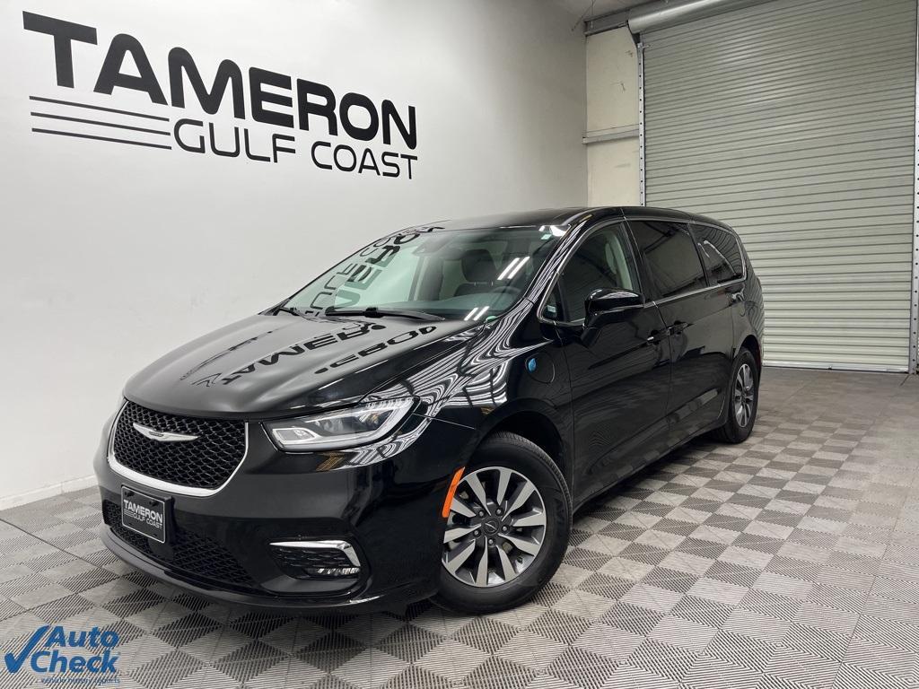 used 2024 Chrysler Pacifica Hybrid car, priced at $31,000