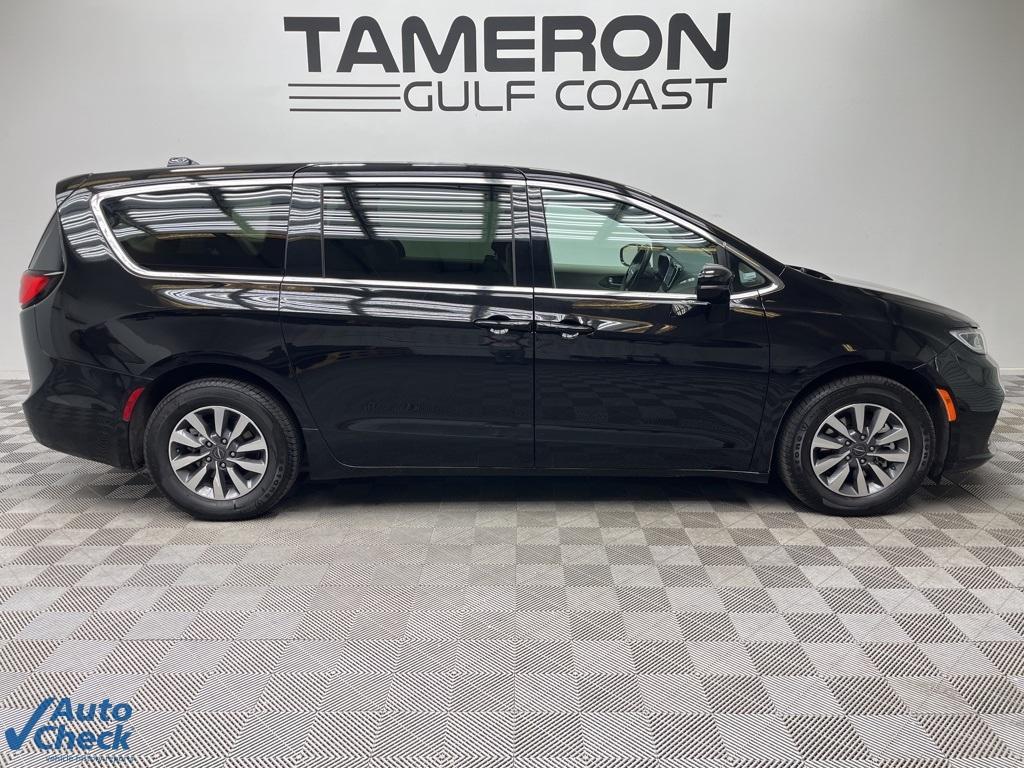 used 2024 Chrysler Pacifica Hybrid car, priced at $31,000