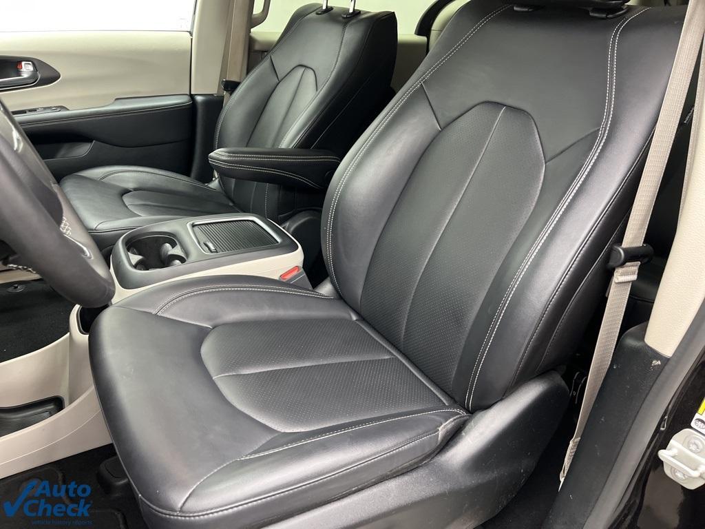 used 2024 Chrysler Pacifica Hybrid car, priced at $31,000