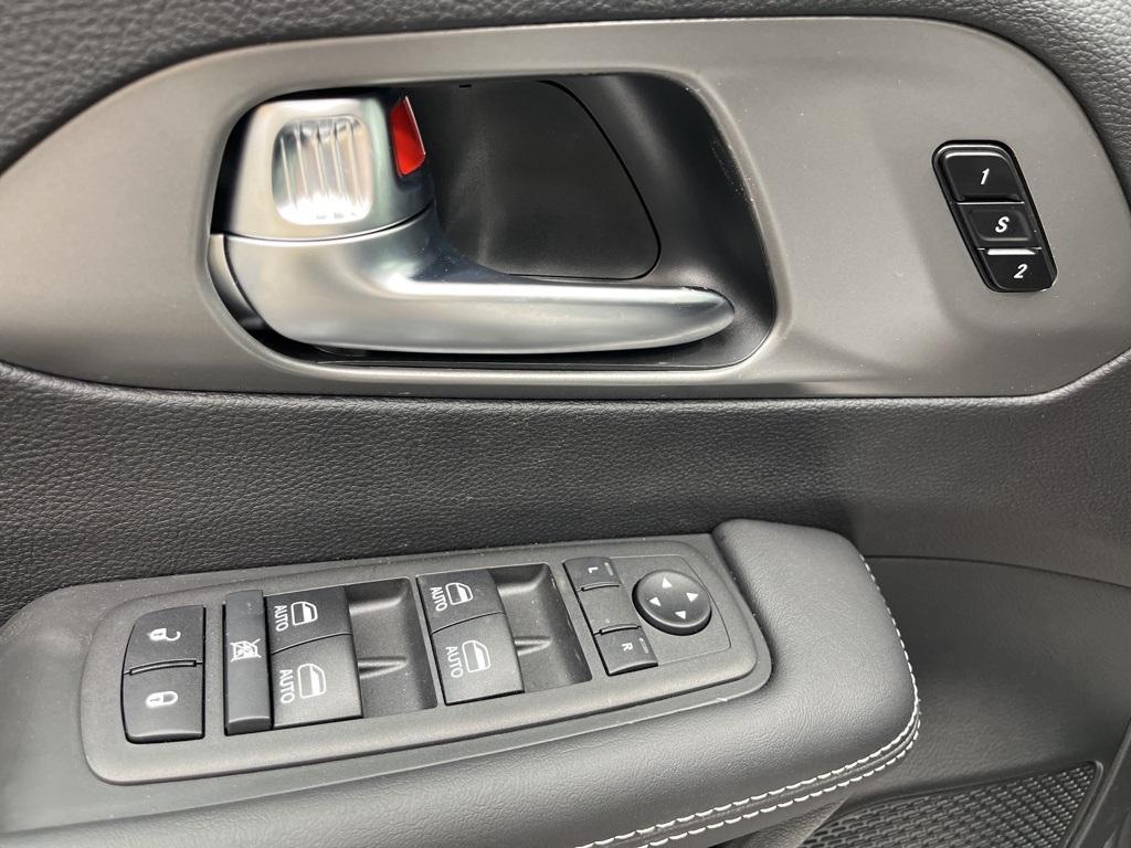 new 2025 Chrysler Pacifica car, priced at $47,615