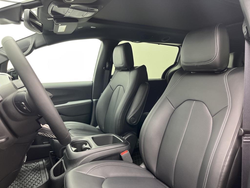 new 2025 Chrysler Pacifica car, priced at $47,615