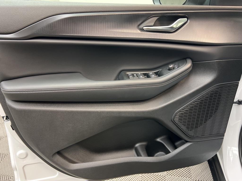 new 2025 Jeep Grand Cherokee car, priced at $37,882