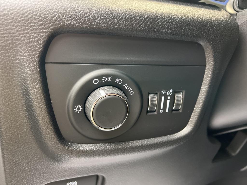 new 2025 Jeep Grand Cherokee car, priced at $37,882